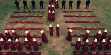 «Пока „рожалка“ работает», – в РФ женщины оказались в заложниках сериала «Рассказ служанки»