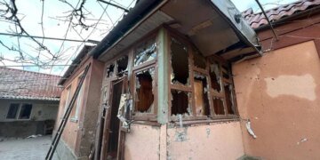 Російські дрони й артобстріли руйнують домівки та калічать людей на Херсонщині