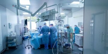 Девочка внутри, мальчик внешне: в Охматдет сделали уникальную операцию ребенку с аномалией