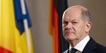 Шольц потребовал от Путина вывести войска из Украины и начать мирные  переговоры