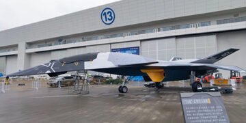 “Білий імператор B”: у Китаї показали таємничий літак. ФОТО