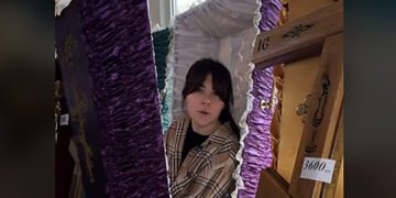 Три труни за ціною двох: ритуальна агенція влаштувала акцію до “Чорної п’ятниці”. ВІДЕО