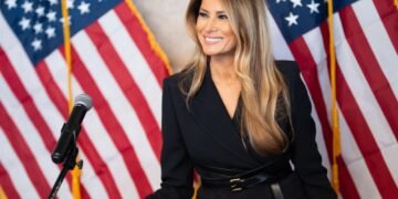 Меланія Трамп порушила важливу традицію перших леді та грубо проігнорувала Джилл Байден. Що трапилось?