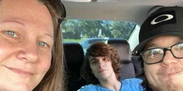 “Переконував два роки”: матір сімох дітей вийшла заміж за найкращого друга свого сина. ФОТО