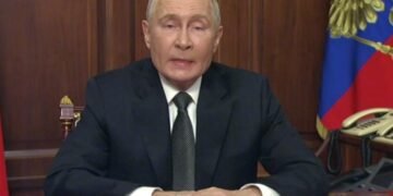 Очі як у Франкенштейна, нігті не підстрижені. Хіба з таким виглядом можна презентувати “Орєшнік”? – Постернак