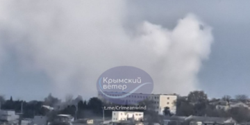Вибухи в Севастополі: пропагандисти заявляють про комбіновану атаку, над містом здіймається дим