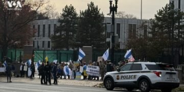 «Победу Украине! Свободу России!»: антивоенная акция протеста в Вашингтоне