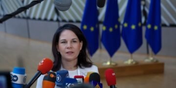 Бербок предупредила Пекин в связи с данными о китайской помощи РФ в создании БПЛА
