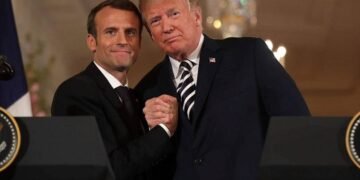 Обговорили “повернення миру”. Макрон провів переговори з Трампом