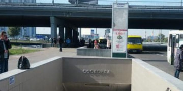 У Києві дівчина повісилась на знаку метро “Осокорки”: у поліції повідомили деталі