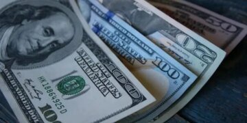 Курс долара в обмінниках зріс до 42 гривень