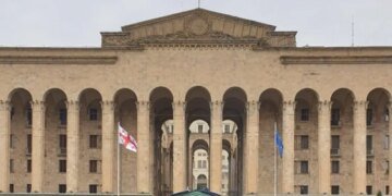 Парламент Грузии принял странные законы, ограничивающие президента и участников протеста