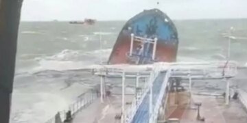 В море – тонны мазута: в росСМИ назвали версию катастрофы танкеров в Керченском проливе
