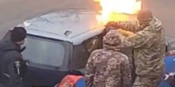Беспредел в Вышгороде: мужчины в военной форме пытались выкурить водителя из машины горящим газом. ВИДЕО