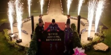 Усик вышел на взвешивание с флагом “Free Azovstal Defenders”. ВИДЕО