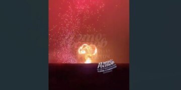 Над Новочеркасском поднялся огненный гриб: ВИДЕО прилета в Ростовской области