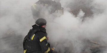 Обстріл Покровська: рятувальники борються з вогнем під загрозою життя