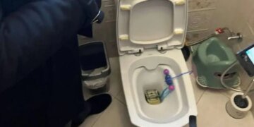 Депутат на Львовщине пытался смыть в унитаз пачки долларов. ФОТО