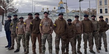 Оригінальна підтримка: бійці з підрозділу “Гострі картузи” отримали у подарунок картузи від авторів однойменного серіалу