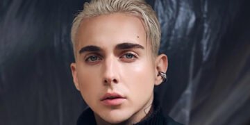 Відомий український співак шокував, як його зрадив бойфренд: “Було шість партнерів водночас”