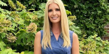 Покаталася на флоуборді: Іванка Трамп у купальнику похизувалася ідеальною фігурою