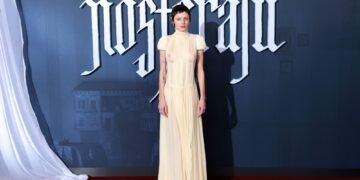 “Гола сукня”. Емма Коррін без бюстгальтера прийшла на прем’єру готичного фільму жахів