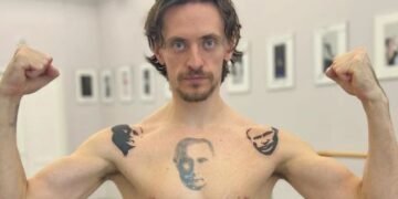 Скандальний танцюрист Полунін, який набив на грудях тату Путіна, втік з РФ