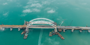 У ВМС оцінили функціональність загороджень Керченського мосту
