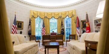 Трамп повернув кнопку для виклику офіціанта з дієтичною кока-колою в Овальному кабінеті