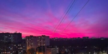 Пурпурное небо Украины: метеорологи объяснили красочное явление. ФОТО