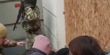 У Дніпрі натовп відбив примусово мобілізованого: працівник ТЦК залякував людей автоматом. ВІДЕО