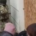 У Дніпрі натовп відбив примусово мобілізованого: працівник ТЦК залякував людей автоматом. ВІДЕО