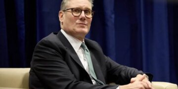Премьер Стармер едет к Зеленскому поговорить:  Bloomberg раскрывает важную для Украины тему