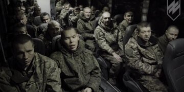 Вытащили из в подвалов: азовцы взяли в плен два десятка оккупантов. ВИДЕО