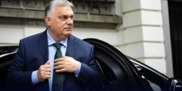 Орбан требует отменить  санкции против России и “взяться за Украину”