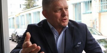 Фицо зовет Зеленского на встречу в другое место