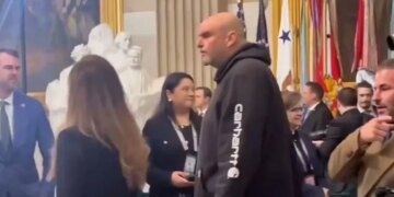 Решил не заморачиваться: сенатор-демократ пришел на инаугурацию Трампа в шортах. ВИДЕО