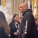 Решил не заморачиваться: сенатор-демократ пришел на инаугурацию Трампа в шортах. ВИДЕО