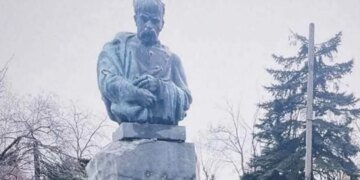Оккупанты начали воевать с Тарасом Шевченко. ФОТО
