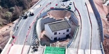 Китаєць, який не захотів виселятися, живе серед потоку машин