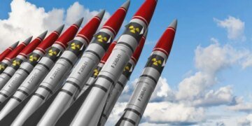 “Это было тупо и безответственно”, –  Зеленский об отказе  Украины от ядерного оружия