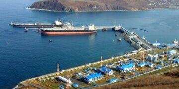 Поток нефти остановил налет украинских дронов: парализована работа главной “перевалки” РФ