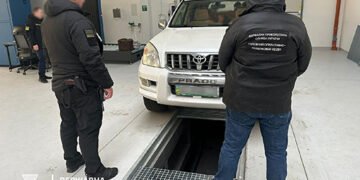 У Львівській області жінка хотіла вивезти за кордон 61 злиток золота у підлокітнику авто, – ДПСУ. ФОТО
