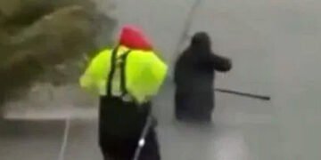Чоловіка під час риболовлі двічі вдарила блискавка. ВІДЕО