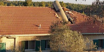 Хусити вдарили по Ізраїлю балістичною ракетою: її уламок застряг у даху житлового будинку