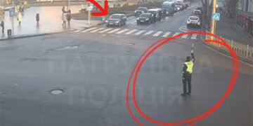 У Рівному покарали водія авто, який не зупинився під час хвилини мовчання. ВІДЕО