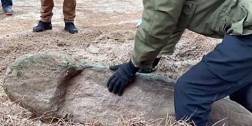 “Кожен бачить в міру своєї зіпсованості”: у Дніпрі виявили стародавній “камʼяний фалос” доби енеоліту. ВІДЕО