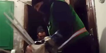 На Дніпропетровщині жінка так захарастила квартиру сміттям, що перебралася жити у підʼїзд. ВІДЕО