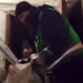 На Дніпропетровщині жінка так захарастила квартиру сміттям, що перебралася жити у підʼїзд. ВІДЕО
