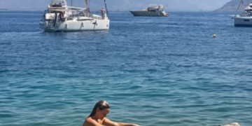 Ізраїльська модель Бар Рафаелі похизувалася ідеальним животиком в бікіні